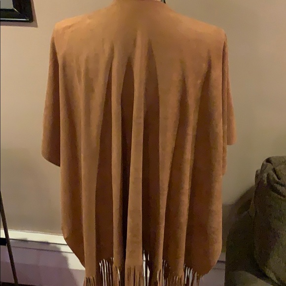 GORGEOUS NWOT Caramel Soft Suede Fringed Shawl/Wrap - Picture 3 of 5